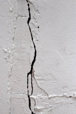 Ev yapımı sorunu. Çatlak beton duvar, çökmüş bina yapısı