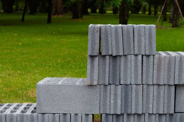 Kum, kireç ve betondan yapılmış beton bloklar.