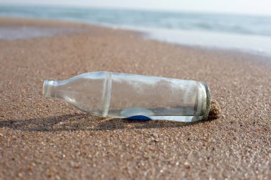 Kumsalda cam şişe