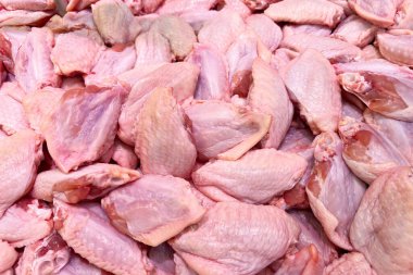 Pişmemiş tavuk kanatları. Çiğ tavuk eti.