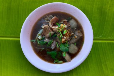Lezzetli Tayland usulü biftek çorbası.