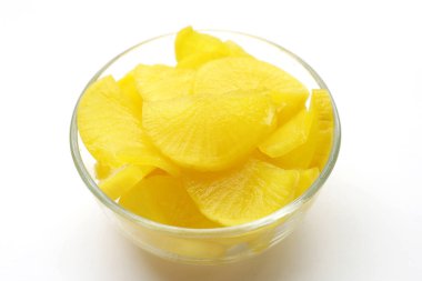 Japonya 'da Takuan ve Kore' de Danmuji olarak bilinen sarı turşulu tatlı ve tart dilimleri..