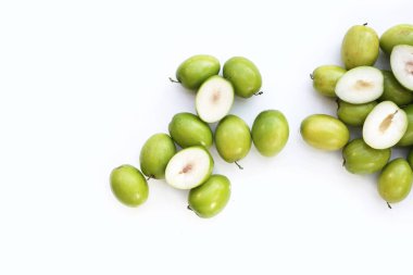 Beyaz arka planda yeşil jube meyveleri.
