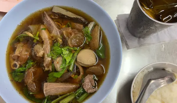 Köstliche Rindfleischsuppe Thai Stil — Stockfoto
