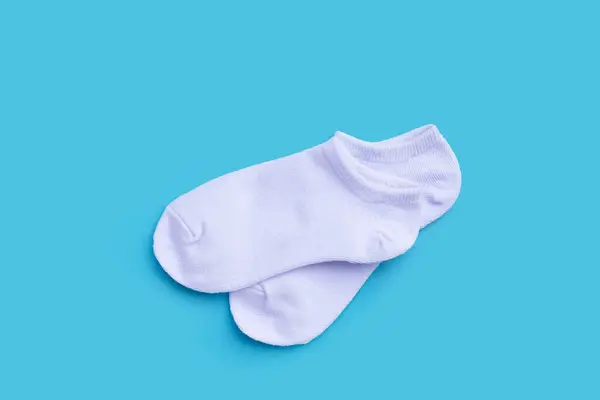 Mavi Zemin Üzerine Beyaz Çorap — Stok fotoğraf