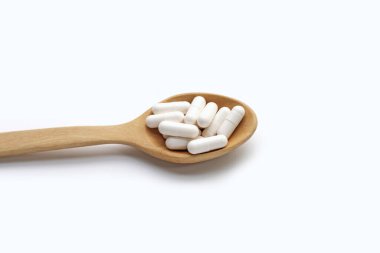 beyaz arka plan üzerinde ilaç kapsülleri.