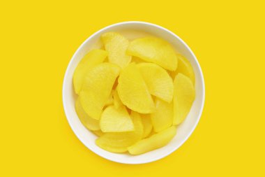 Japonya 'da Takuan ve Kore' de Danmuji olarak bilinen sarı turşulu tatlı ve tart dilimleri..