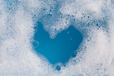 Deterjan köpüklü su. Mavi arkaplan, sabun suyu