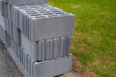Kum, kireç ve betondan yapılmış beton bloklar.