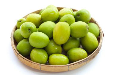 Beyaz arka planda yeşil jube meyveleri.