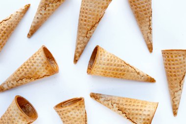 beyaz zemin üzerinde boş dondurma koni.