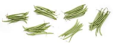 Beyaz arka planda taze fasulye.