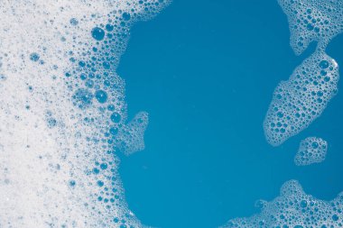 Deterjan köpüklü su. Mavi arkaplan, sabun suyu