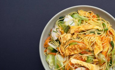 Çin usulü kızarmış erişte. Asya mutfağı