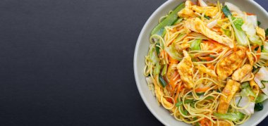 Çin usulü kızarmış erişte. Asya mutfağı