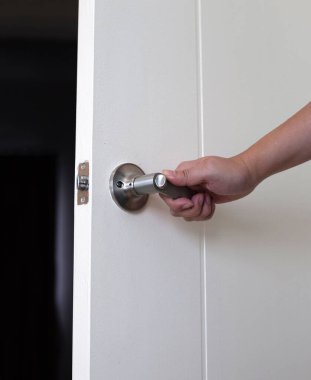 Adamın eli odanın kapısını açıyor..