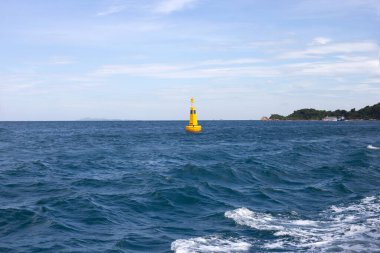 Mavi deniz suyu yüzeyi dokusu. Mavi okyanus yazı