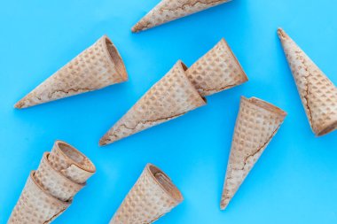 Mavi arka planda boş dondurma külahı.