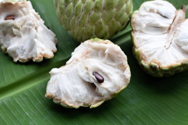 Muz yaprağında muhallebi elması