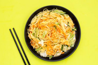 Çin usulü kızarmış erişte. Asya mutfağı