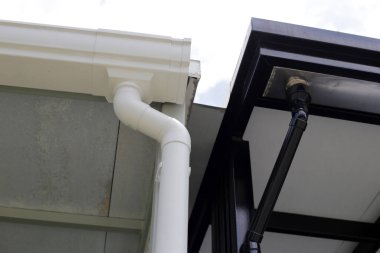 Ev yağmur oluğu, boru hattı sistemi.