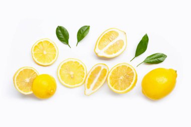 Beyaz arkaplanda yeşil yapraklı fesh limondan yapılmış çerçeve.