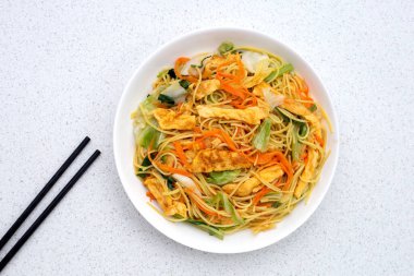 Çin usulü kızarmış erişte. Asya mutfağı