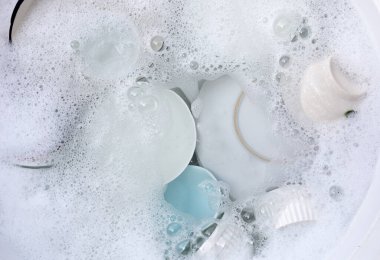 Bulaşık, kase, su ve bulaşık deterjanı. Mutfak işleri.