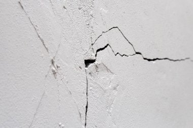 Ev yapımı sorunu. Çatlak beton duvar, çökmüş bina yapısı