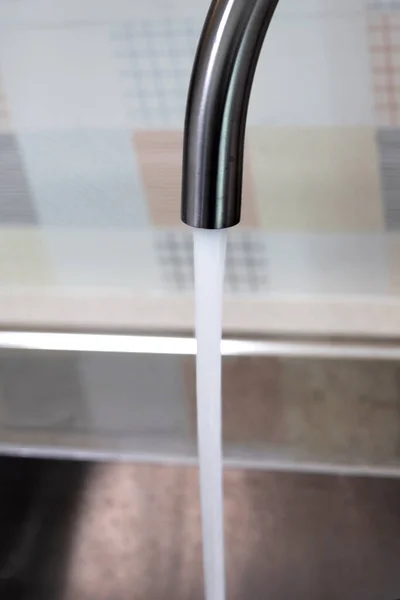 Wasser Fließt Aus Einem Edelstahlhahn Küchenraum — Stockfoto