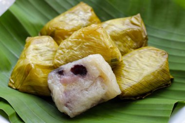 Muz yapraklarına sarılmış muz ve siyah fasulyeli haşlanmış pirinç.