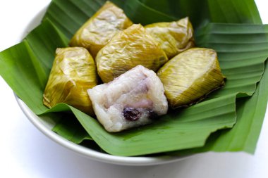 Muz yapraklarına sarılmış muz ve siyah fasulyeli haşlanmış pirinç.