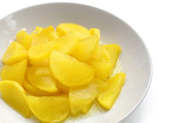 Japonya 'da Takuan ve Kore' de Danmuji olarak bilinen sarı turşulu tatlı ve tart dilimleri..