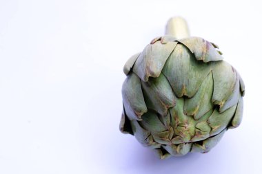 Beyaz arka plan üzerinde taze enginar.