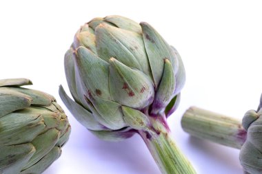 Beyaz arka plan üzerinde taze enginar.