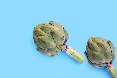 Mavi arkaplanda taze enginar.