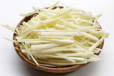 Beyaz arkaplanda beyaz sarımsak soğanı..