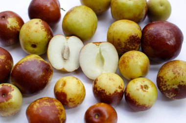 Beyaz arka plan üzerinde taze hünnap meyve