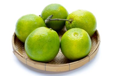 Citrus sinensis, beyaz arka planda tatlı portakal meyvesi.