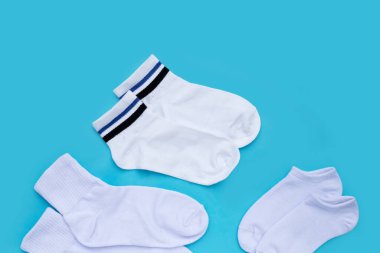 Mavi zemin üzerine beyaz çorap.