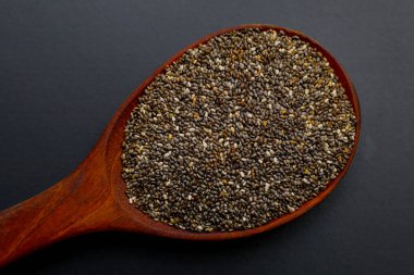 Koyu arkaplanda Chia tohumları.