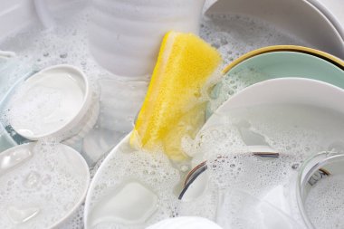 Bulaşık, kase, su ve bulaşık deterjanı. Mutfak işleri.