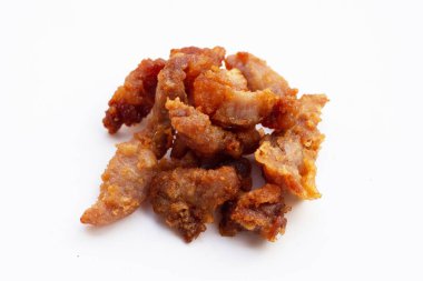 Beyaz arka planda kızarmış domuz eti..