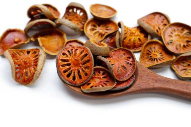 Beyaz arka planda kurutulmuş meyve dilimleri.