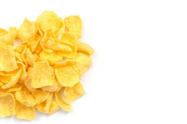 Beyaz arkaplanda mısır cipsi