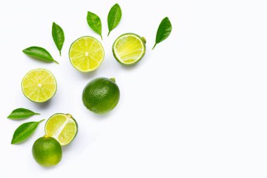 Beyaz arkaplanda yapraklı limonlar.