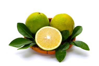 Citrus sinensis, beyaz arka planda tatlı portakal meyvesi.