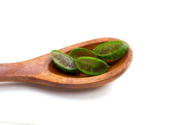 Aloe Vera beyaz arka planda, sağlık ve güzellik için popüler bir ilaç bitkisidir..