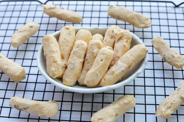 Hafif ve çıtır çıtır bademli kurabiyeler.