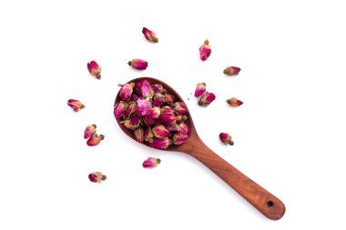 Beyaz arka planda çay için kurumuş güller.